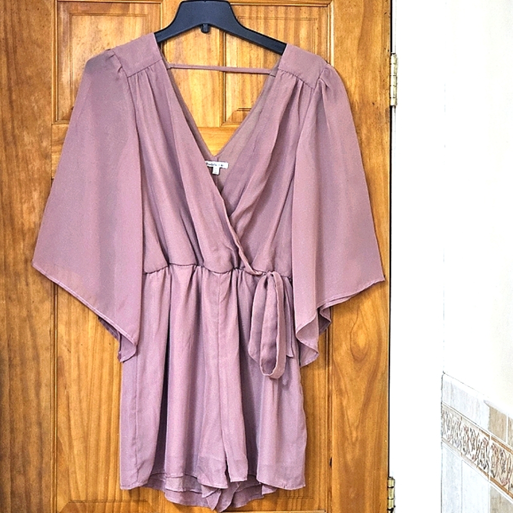 NWOT Charlotte Russe Women's Dusty Rose V-neck Romper, Size M
